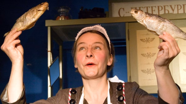 Souvenierverkäuferin Mascha im Stück Anna Karenina - Foto: Nastja Zukanova