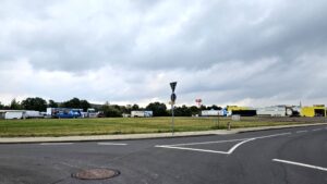 Auf dieser Wiese soll künftig der Zollhof und Stellplätze für rund 60 LKW entstehen. Foto: J. Frintert