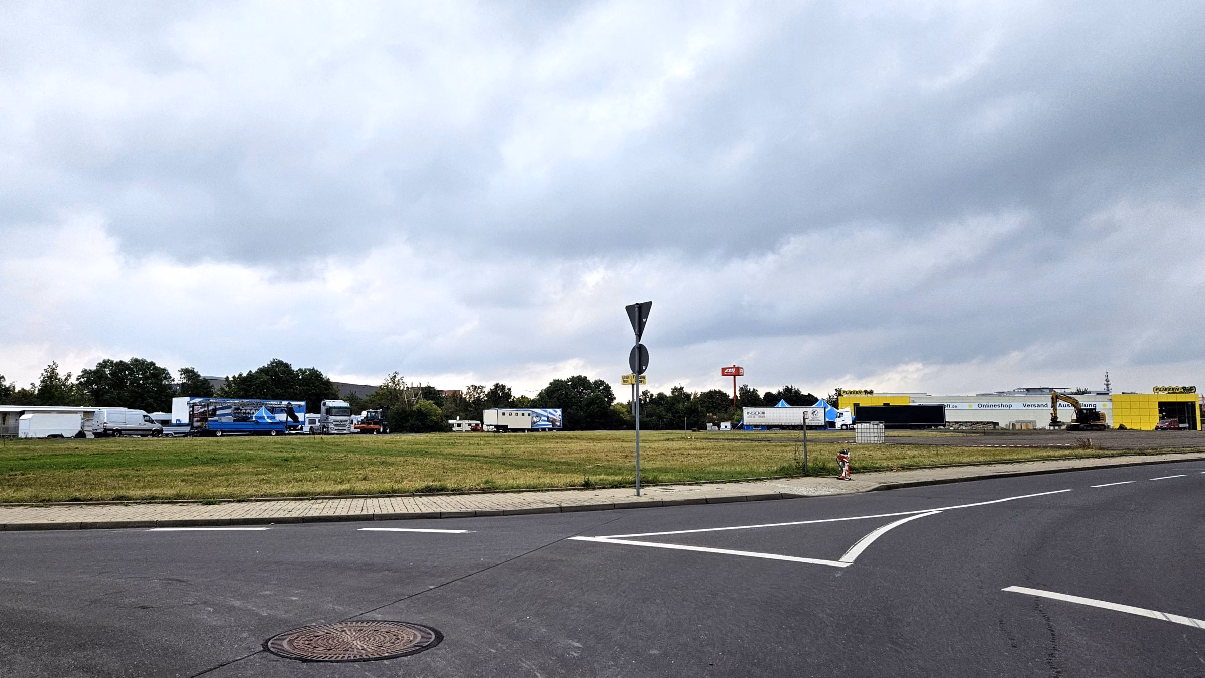 Auf dieser Wiese an der Washingtonstraße soll künftig der Zollhof und Stellplätze für rund 60 LKW entstehen. Foto: J. Frintert