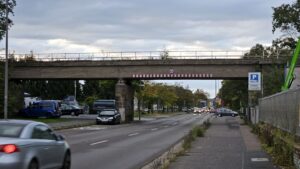Ab Montag wird die Werkbahnbrücke an der Kötzschenbroder Straße in Dresden-Kaditz abgerissen. Foto: J. Frintert