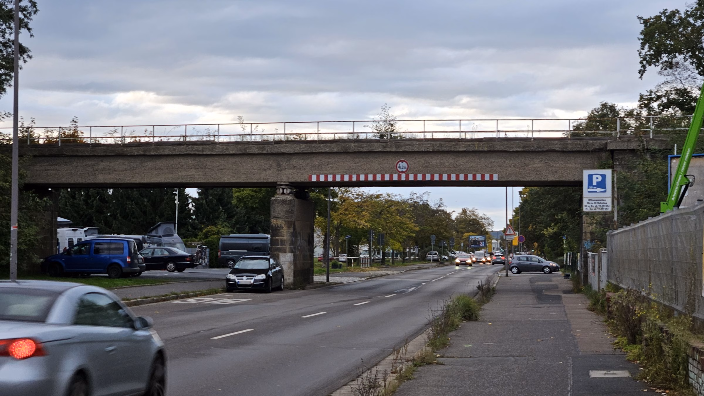 Ab Montag wird die Werkbahnbrücke an der Kötzschenbroder Straße in Dresden-Kaditz abgerissen. Foto: J. Frintert