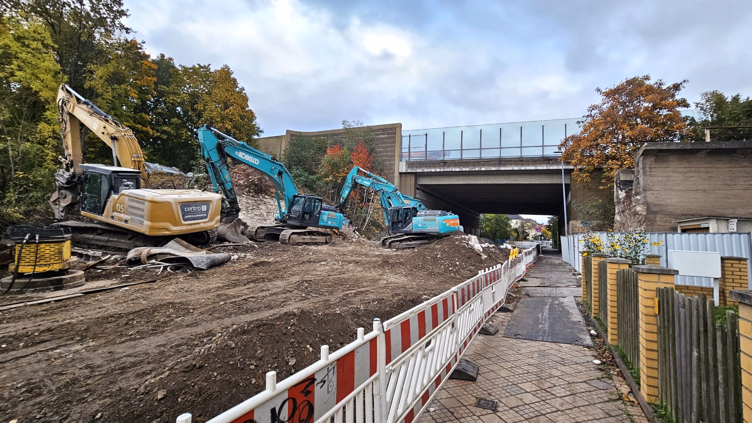 An der Rankestraße ist die Brücke schon abgerissen. Foto: J. Frintert