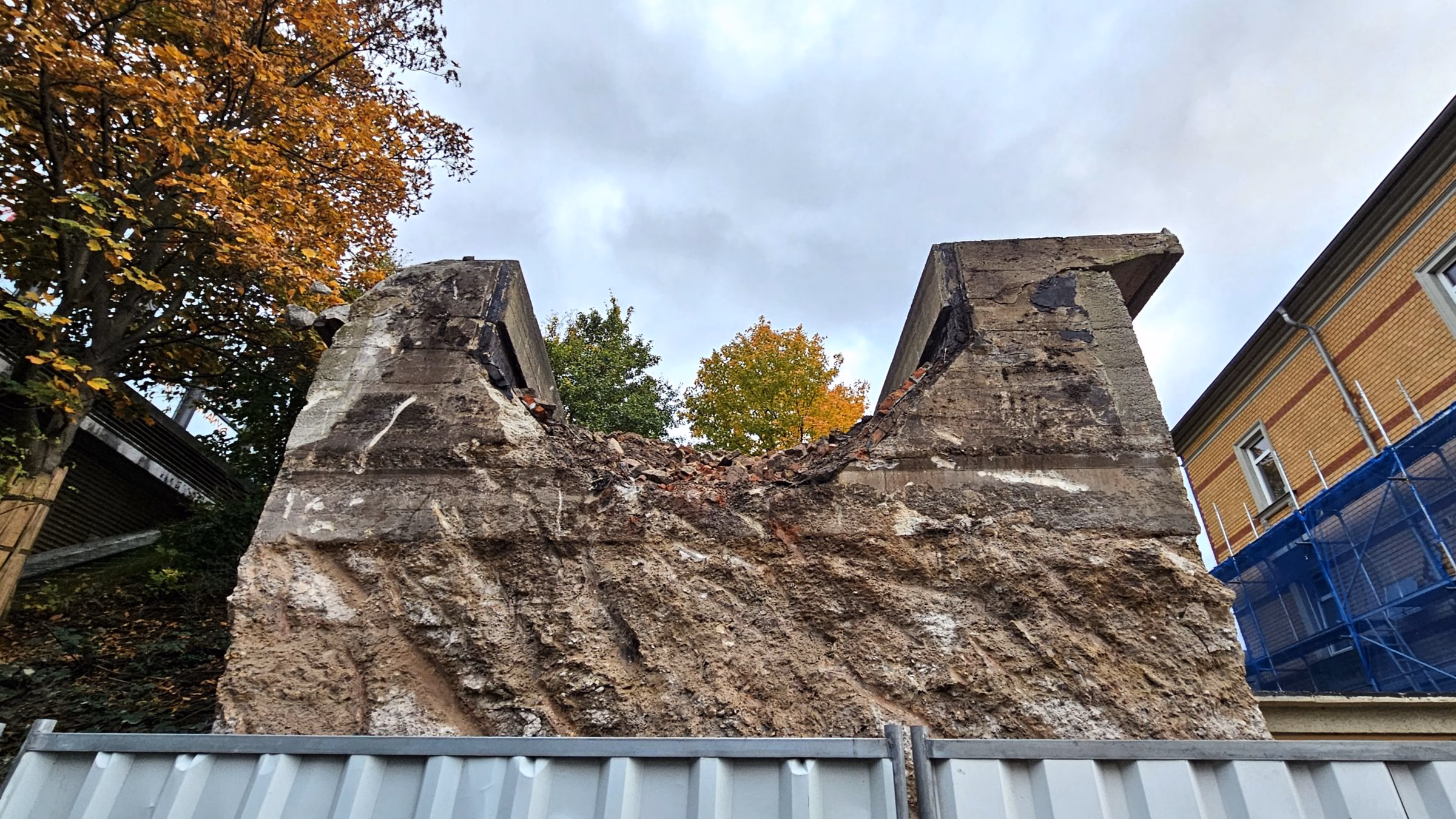 Keine Werkbahnbrücke mehr an der Rankestraße. Die Straße bleibt voraussichtlich bis zum 21. November gesperrt. Der Fußweg ist inzwischen wieder frei. Foto: J. Frintert