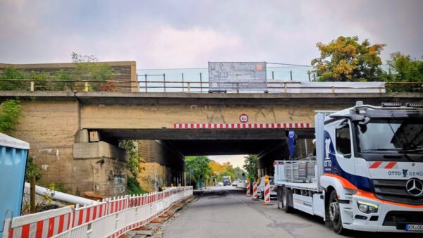 An der Rankestraße wird aktuell die alte Werkbahnbrücke abgerissen. Foto: J. Frintert