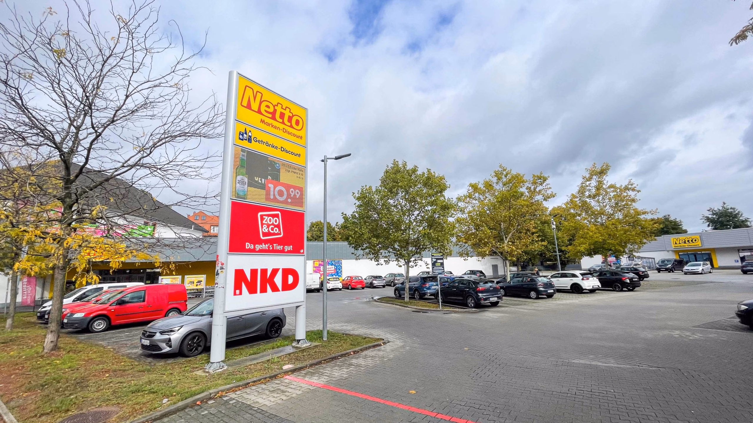Netto und Zoohandlung am Trachenberger Platz. Foto: Sebastian Diehl