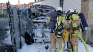 Feuerwehrleute der Wache Übigau löschten den Brand - Foto: R. Halkasch