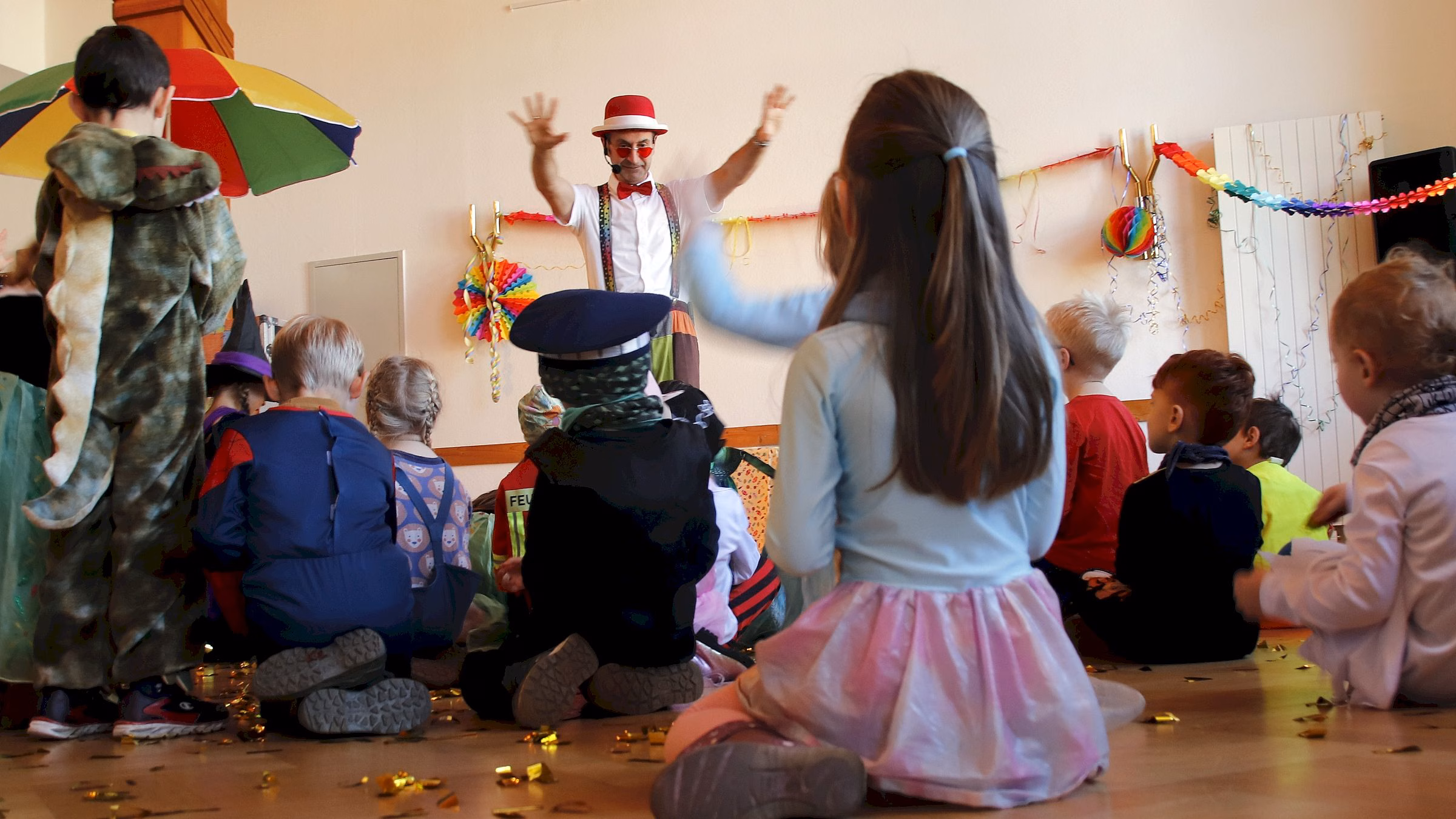 Spaßimir und Meister Klecks sorgten für gute Stimmung bei den Kindergartenkindern. Foto: J. Frintert