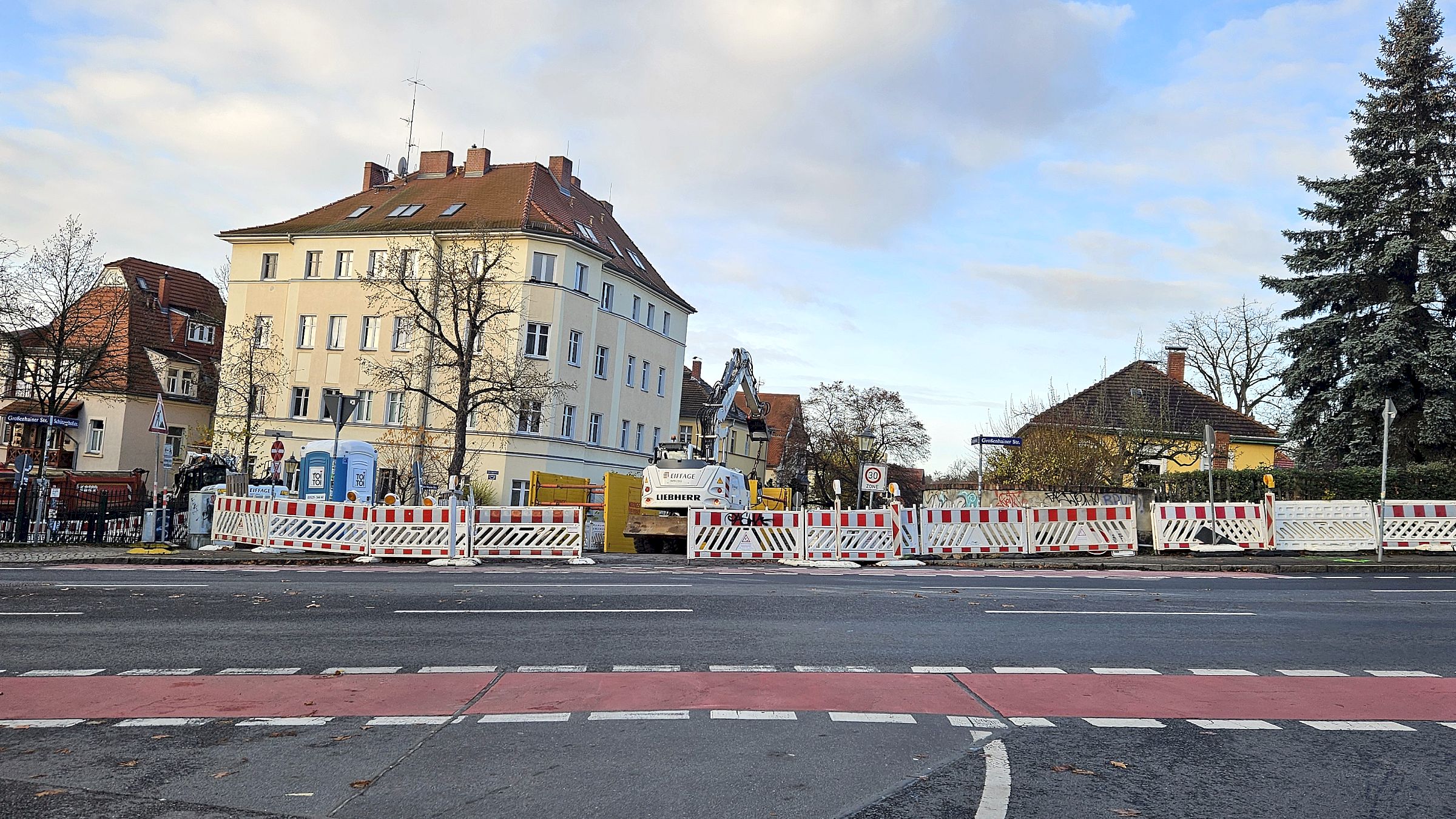 Weiterhin gesperrt ist die Einfahrt in die Schützenhofstraße. Foto: J. Frintert