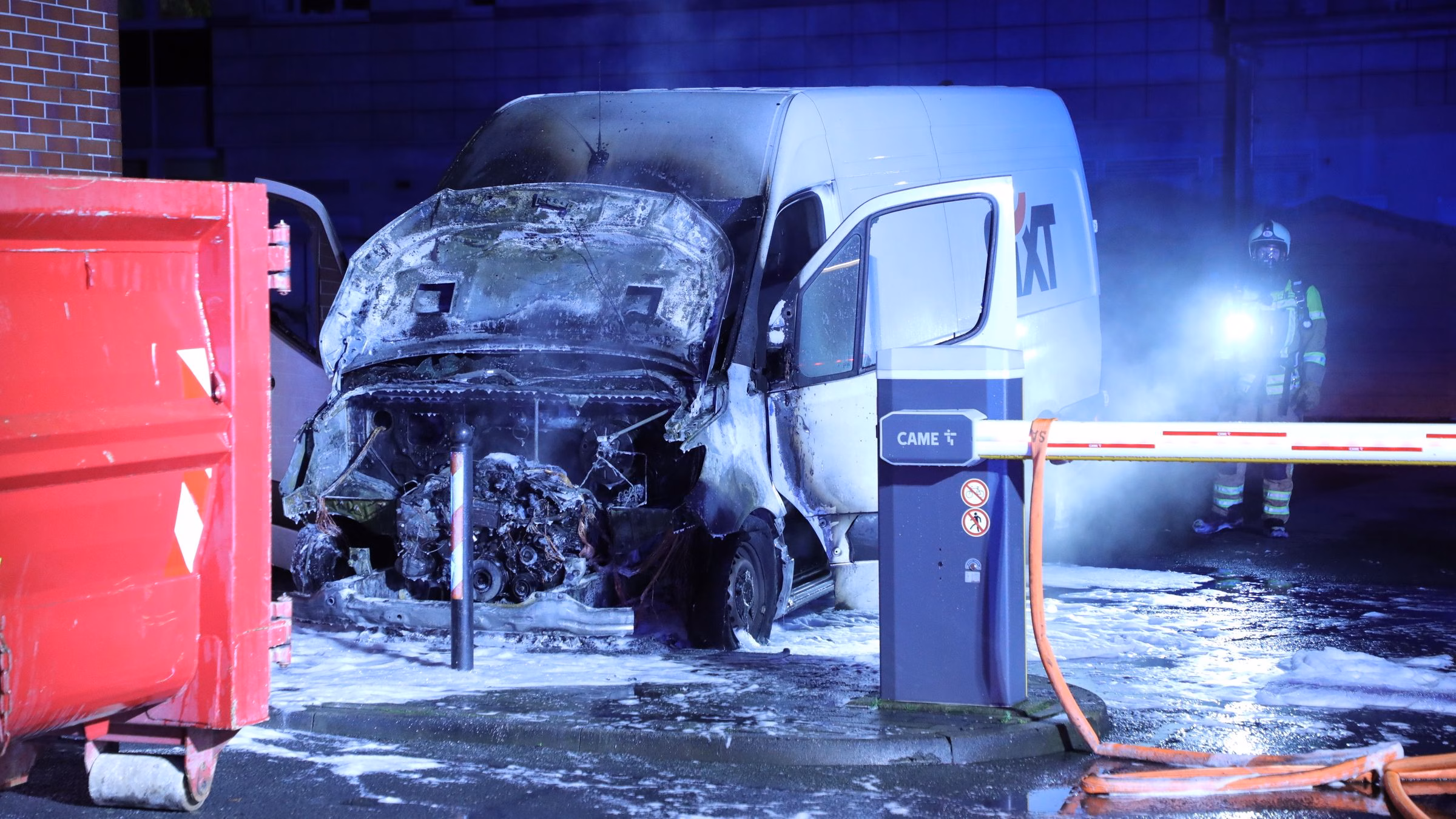 Die Feuerwehrleute löschten den Brand mit Schaum und Wasser. Personen kamen nicht zu Schaden. Foto: R. Halkasch