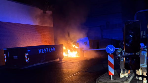 Aus bislang ungeklärter Ursache stand in den frühen Morgenstunden ein Transporter am Elbepark in Flammen. Foto: R. Halkasch