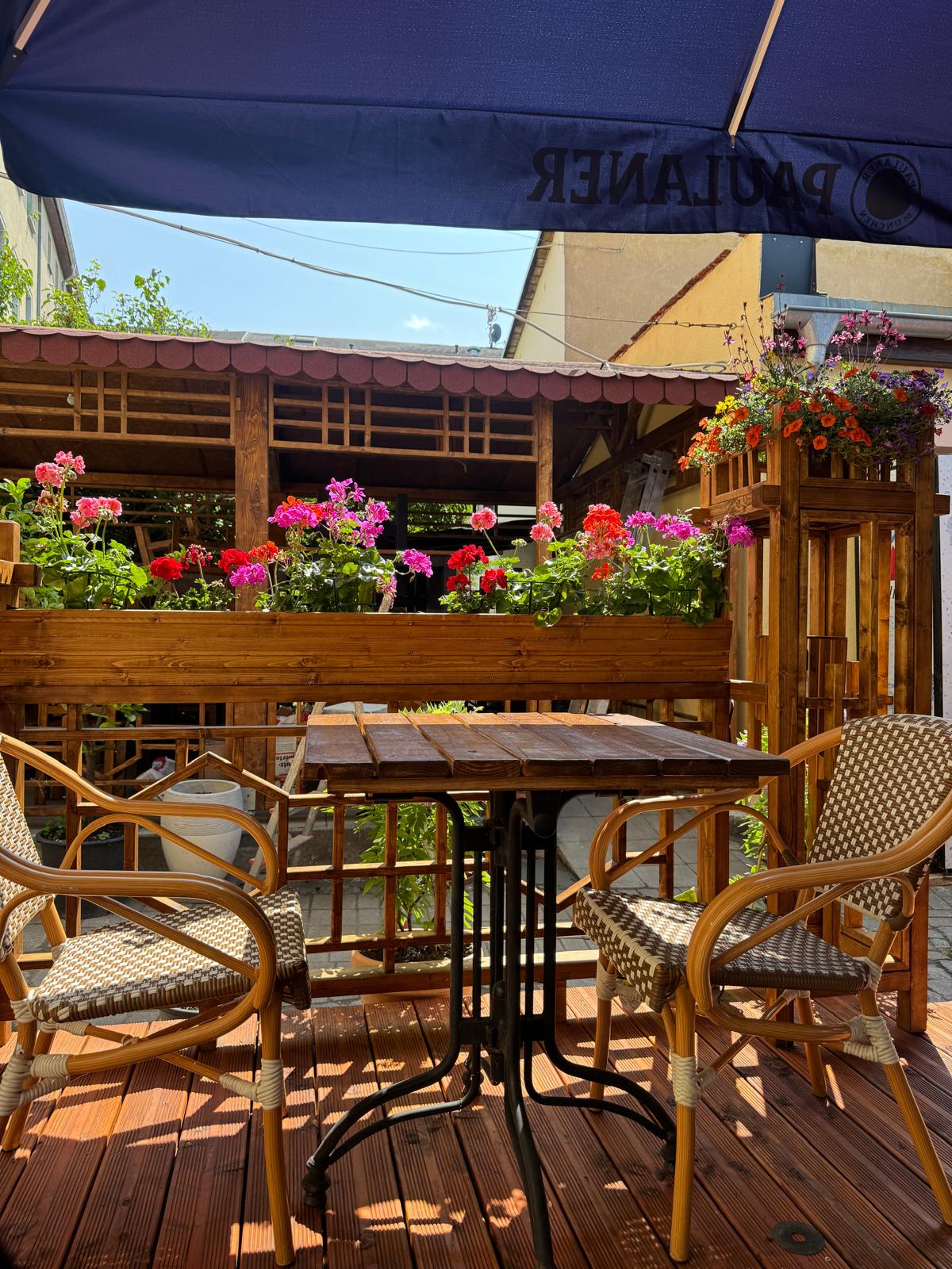 Ruhepol mitten in Pieschen: das Sonnendeck sowie die überdachte Terrasse im Hinterhof laden auch größere Gruppen zum Essen. Foto: Restaurant Gao