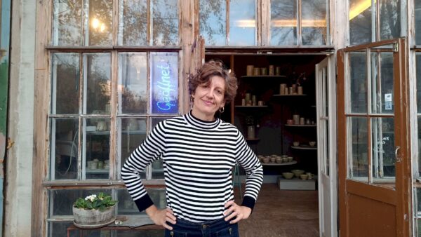 Seit zwanzig Jahren in und um die Geh8 aktiv: Keramikerin Susanne Engelhardt. Klare, lebensfrohe Farb- und Formensprache verwirklicht sie an Teetassen, Tellern und Vasen. Foto: S. Reichel