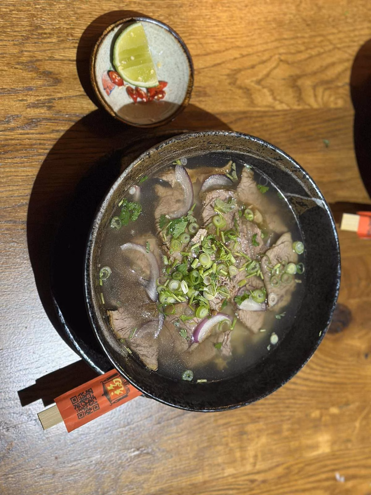 Phở ist eine vietnamesische Rinderbrühe, die mit Fleisch, Nudeln und frischem Gemüse sowie Kräutern serviert wird. "Perfekt für die kalte Jahreszeit", erklärt Thi Ngoc Tran.