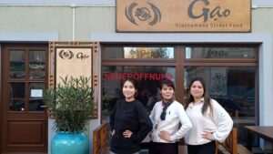 Vietnamesisches Street Food: Restaurant "Gao" auf der Bürgerstraße Im "Gao" arbeitet auch die Familie rund um Inhaberin Thi Mung Luong mit. V.l.n.r.: Linh Le Luong, Inhaberin Thi Mung Luong und Thi Ngoc Tran