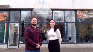 Inhaber Walter Bersch (l.) und Minijobberin Luna (r.) vor dem Selbstbedienungsshop "Vendys" an der Rehefelder Straße.