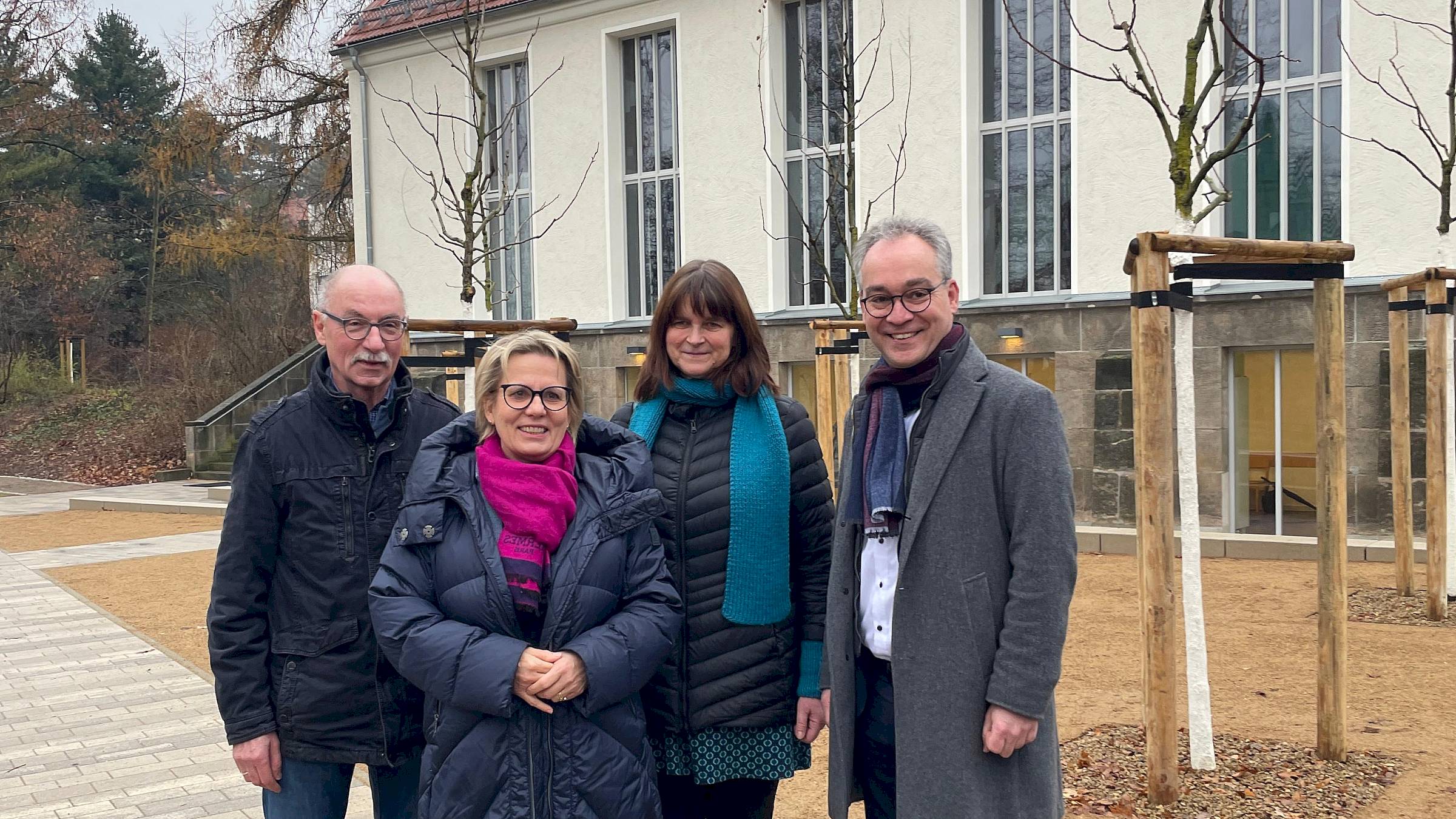 Am fertiggestellten Außengelände der Weinbergskirche: Ministerin Barbara Klepsch und Pfarrerin Gisela Merkel zwischen Steffen Laub und Florian G. Reißmann (v.l.) vom Kirchenvorstand der Evangelisch-Lutherischen Laurentiuskirchgemeinde Dresden-Neustadt. Foto: SMWK