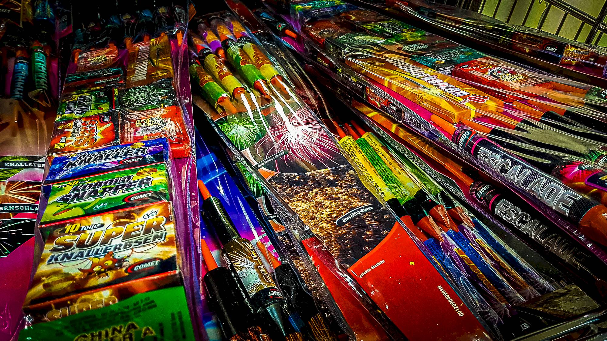 Auswahl an Feuerwerksartikeln im Handel - Foto: Landesdirektion Sachsen