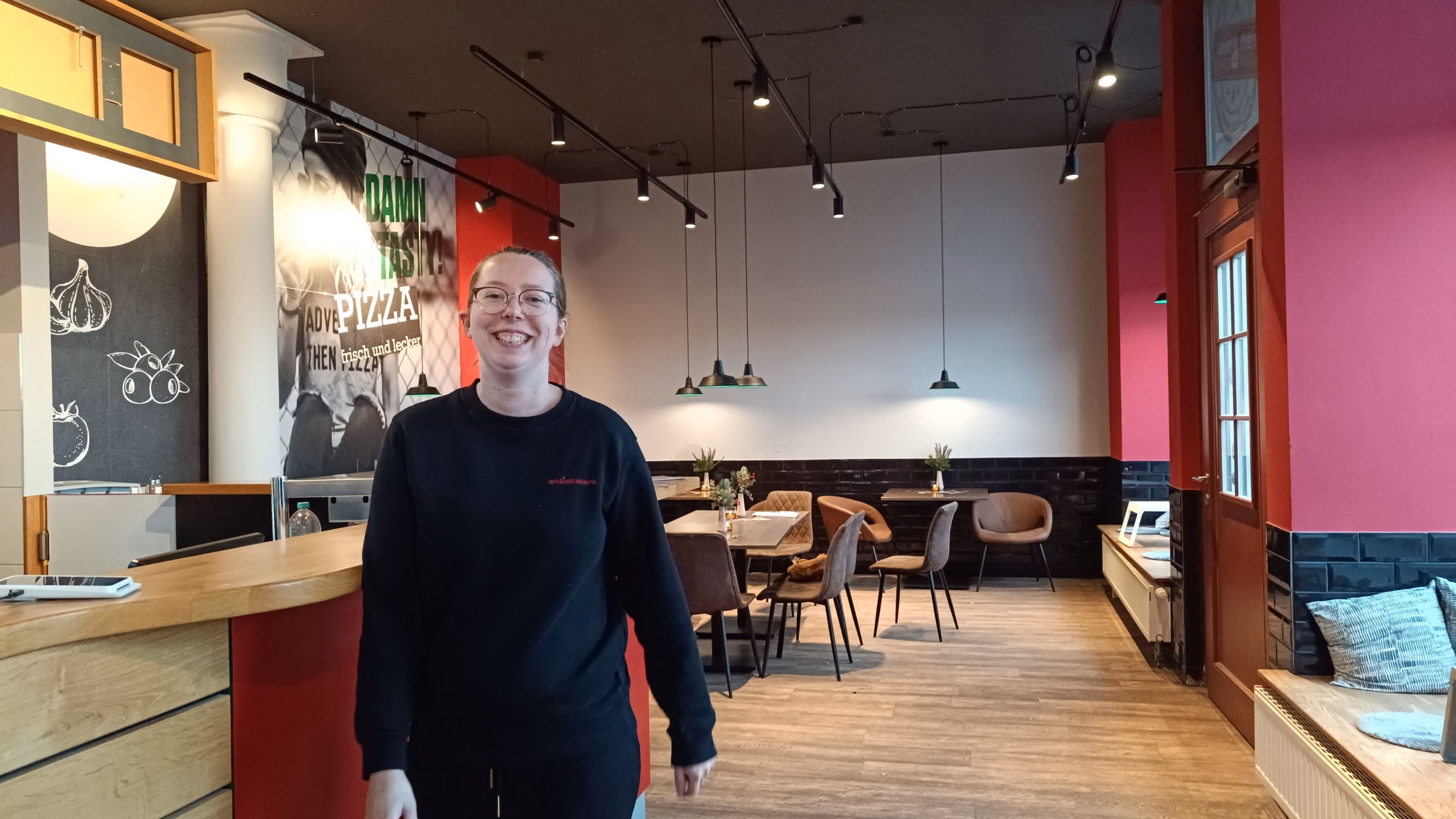 Der Abholerrabatt von 20 Prozent komme gut an. Wer wartet, geht entweder einkaufen oder sucht sich ein gemütliches Plätzchen im "Stückwerk".