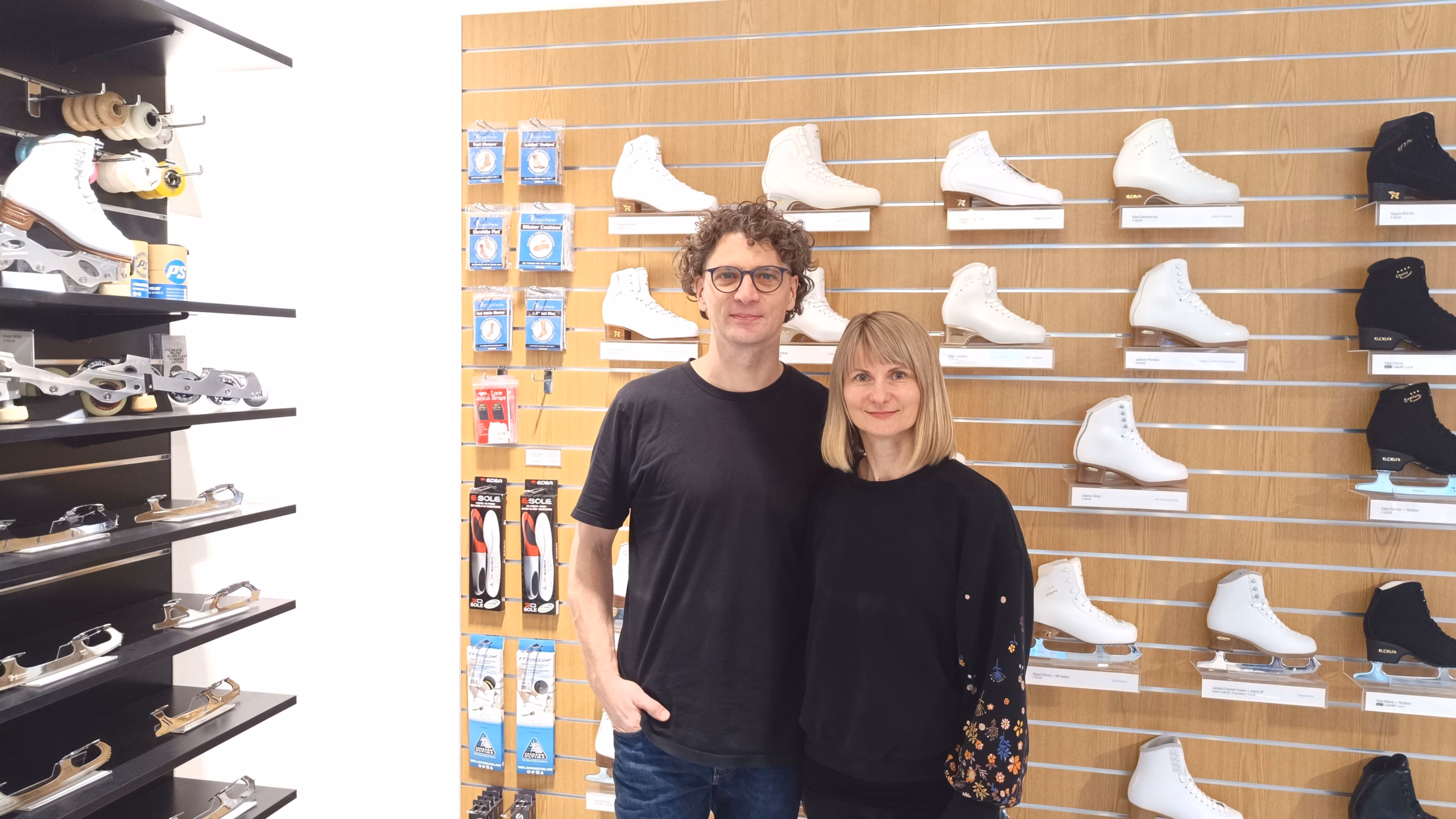 Vom Freizeitschuh bis zum Profi-Modell für den Eiskunstlauf bieten die Jasters hochwertige Schlittschuhe mit passender Kufe für jedes Leistungsniveau.