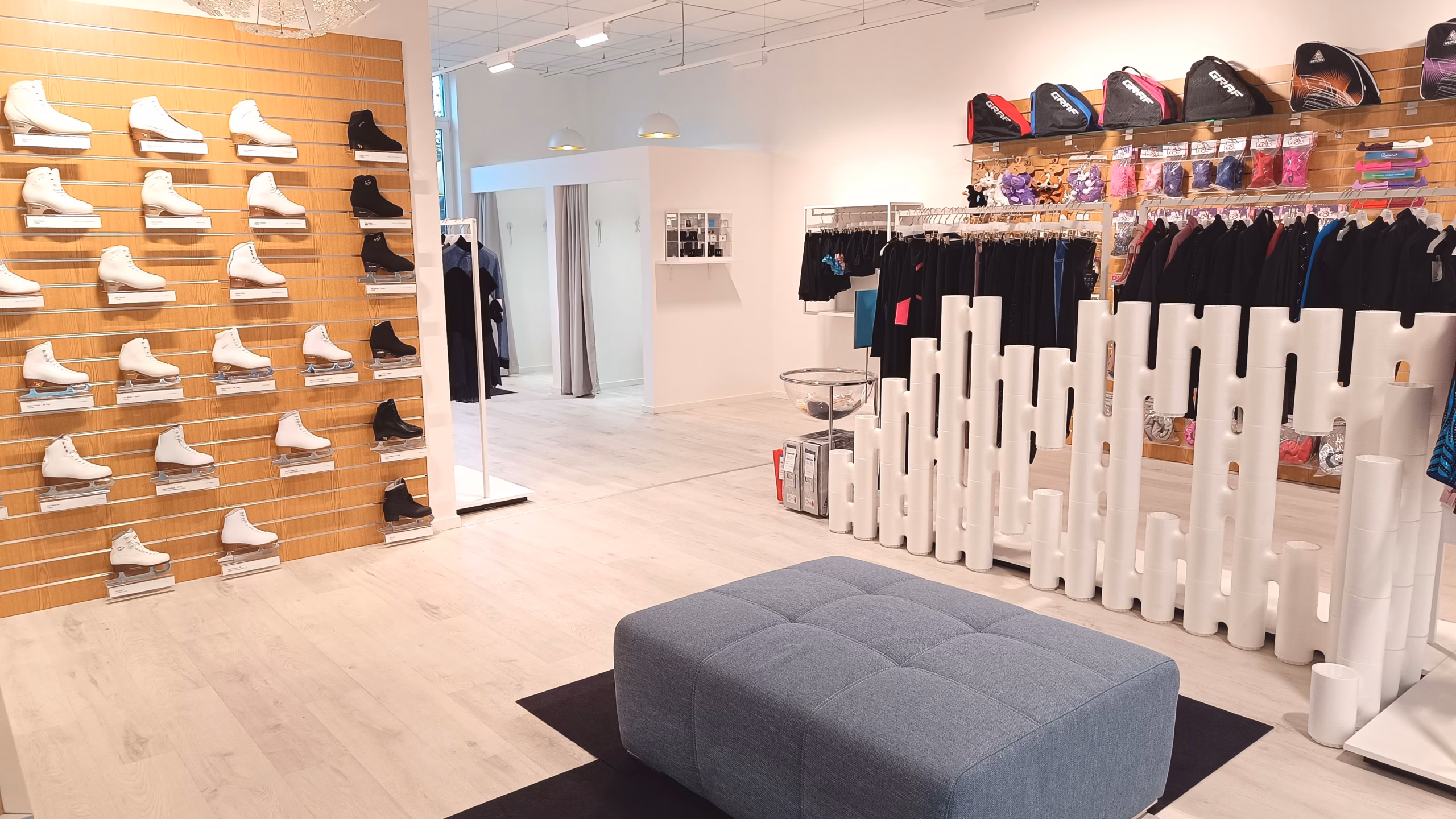 Im Showroom von „Ice Expression“ kann man Familienunternehmen erleben: persönliche Beratung, Anprobe und passender Service rund um den Eiskunstlauf.