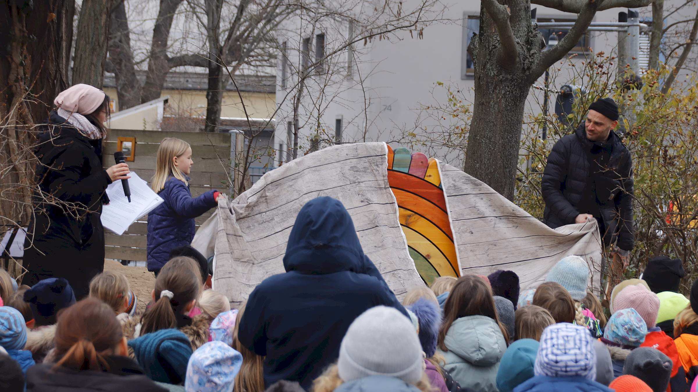 Emma und der Holzkünstler Lukas Rex enthüllen die Freundschaftsbank. Foto: J. Frintert 