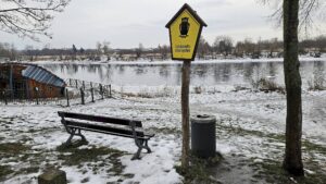 Auch neben der Lästerbank an der Lindenschänke steht ein solcher Mülleimer. Foto: J. Frintert