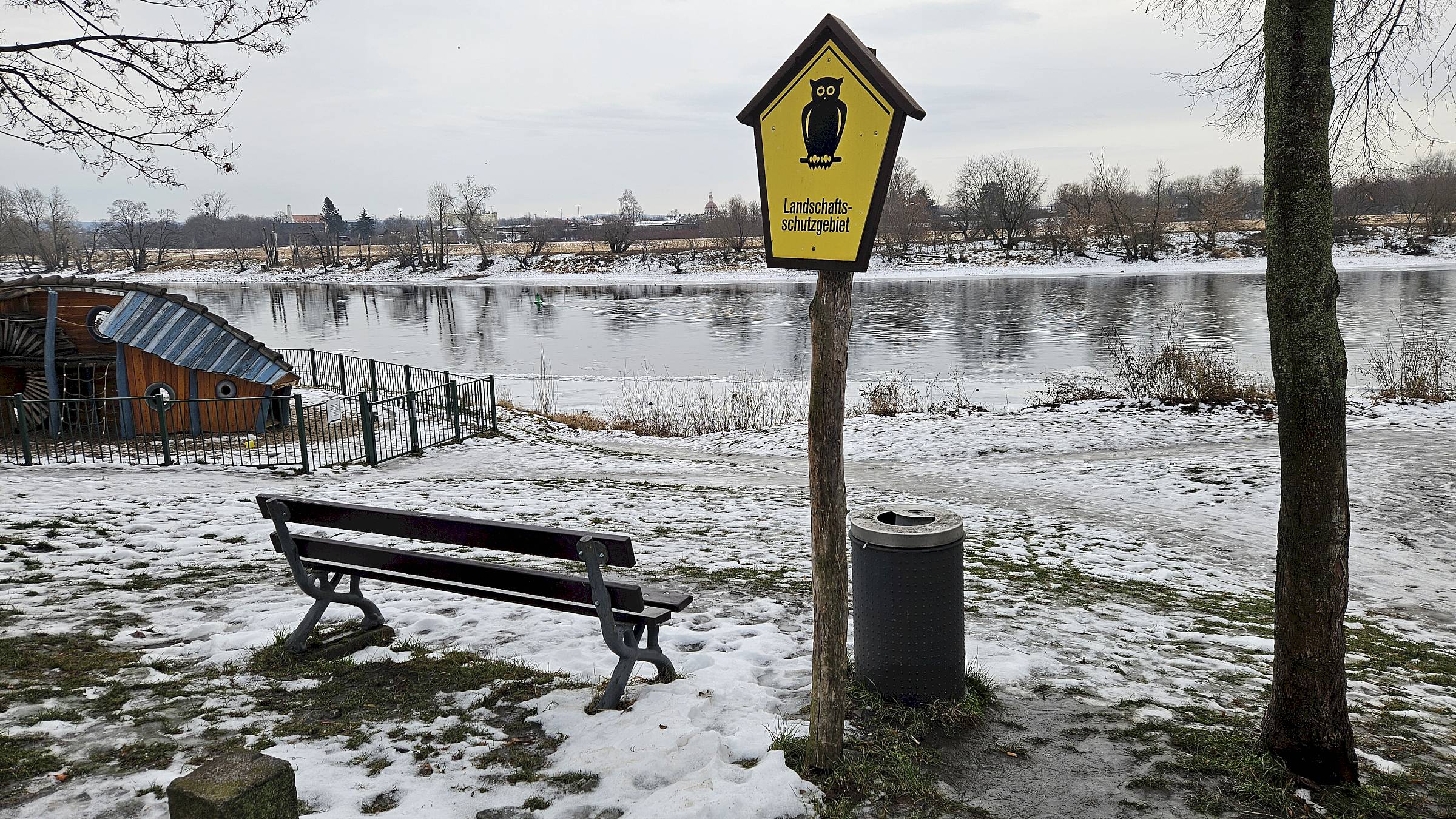 Auch neben der Lästerbank an der Lindenschänke steht ein solcher Mülleimer. Foto: J. Frintert