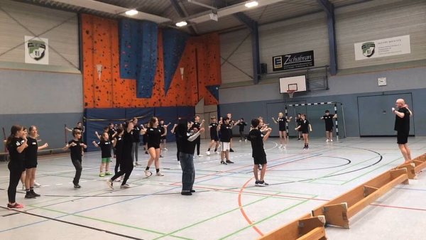Kinder und Jugendliche beim Training im Sportcamp - Foto: Archiv Motor Mickten