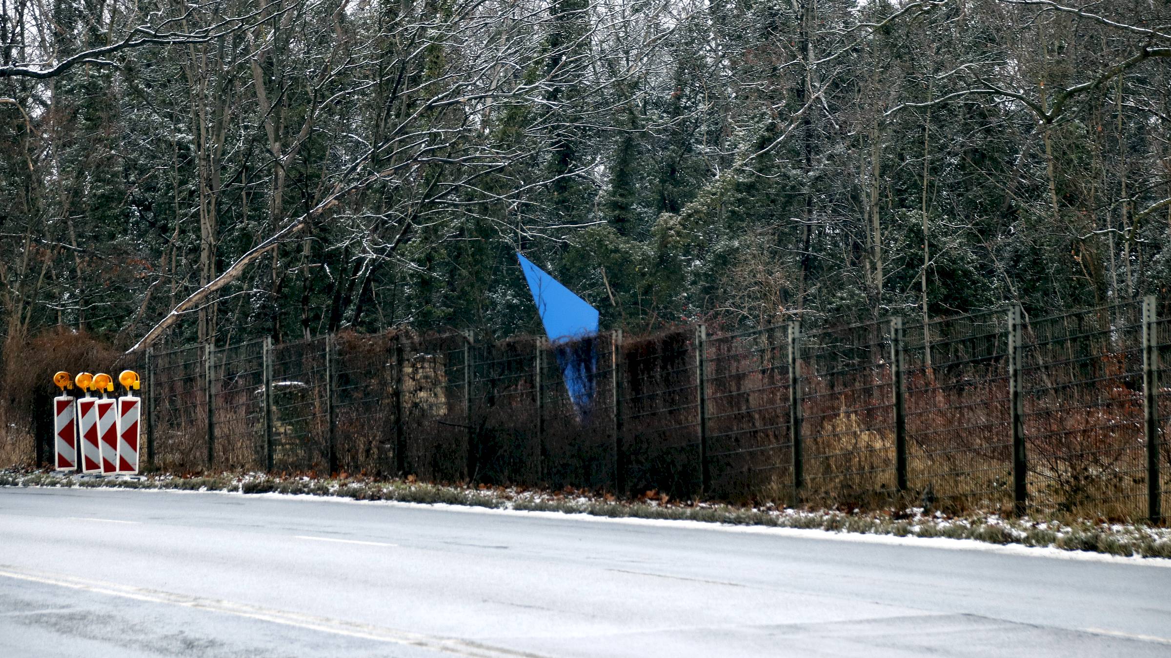 Der Splitter ist auch von der Straße aus zu sehen. Foto: J. Frintert
