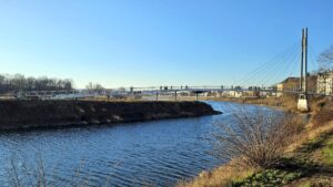 Pieschener Hafen mit Molenbrücke - Foto: J. Frintert
