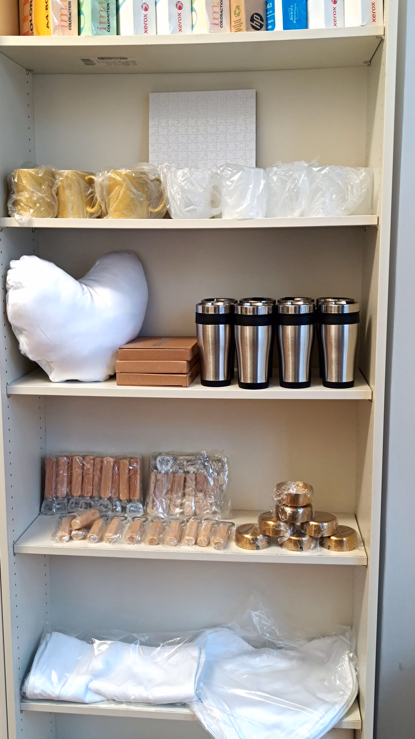 Facharbeit ausdrucken, T-Shirt oder Lieblingsthermoskanne bedrucken lassen - Im neuen Copyshop in Pieschen findet man ein vielfältiges Angebot rund um Grafik und Werbung.