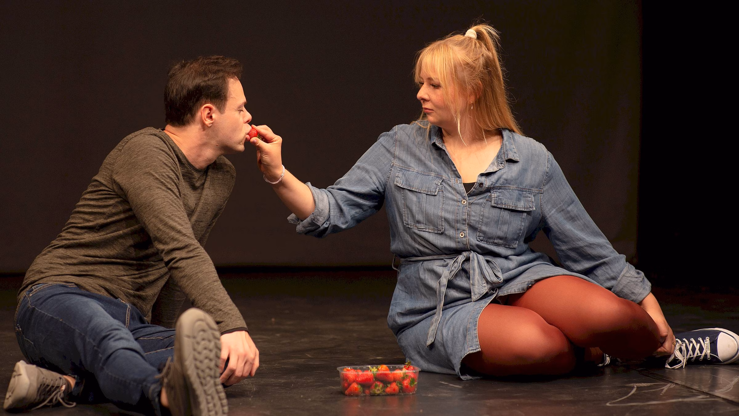 Szene aus "Kill You" von der Aufführung im Projekttheater im April 2023. Foto: Julius Zimmermann