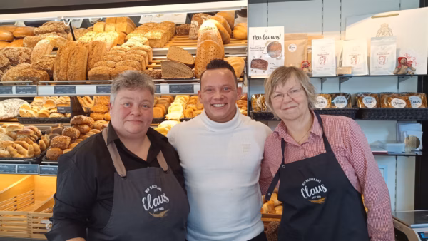 In der "Bäckerei und Konditorei Claus" am Leisniger Platz: Bäckereifachverkäuferinnen Frau Wiedemann und Frau Kaden. Letztere kennt den Geschäftsführer der Bäckerei Lukas Claus (mitte) seit zwanzig Jahren.