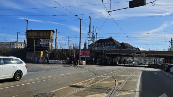 Weil an der Leipziger, Ecke Eisenbahnstraße Trinkwasserleitungen erneuert werden, fahren die "4" und die "9" eine Umleitung über die Bürgerstraße. Foto: J. Frintert