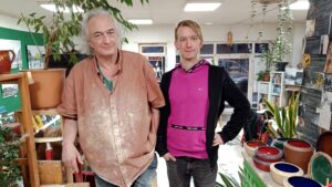 Ricardo Schwarz & Ingolf Hermann Ricardo Schwarz (r.) und Ingolf Hermann (l.) arbeiten gemeinsam in ihrem Atelier an der Leisniger Straße in Dresden. Malerei und Keramik entstehen hier unter einem Dach. Foto: S. Reichel