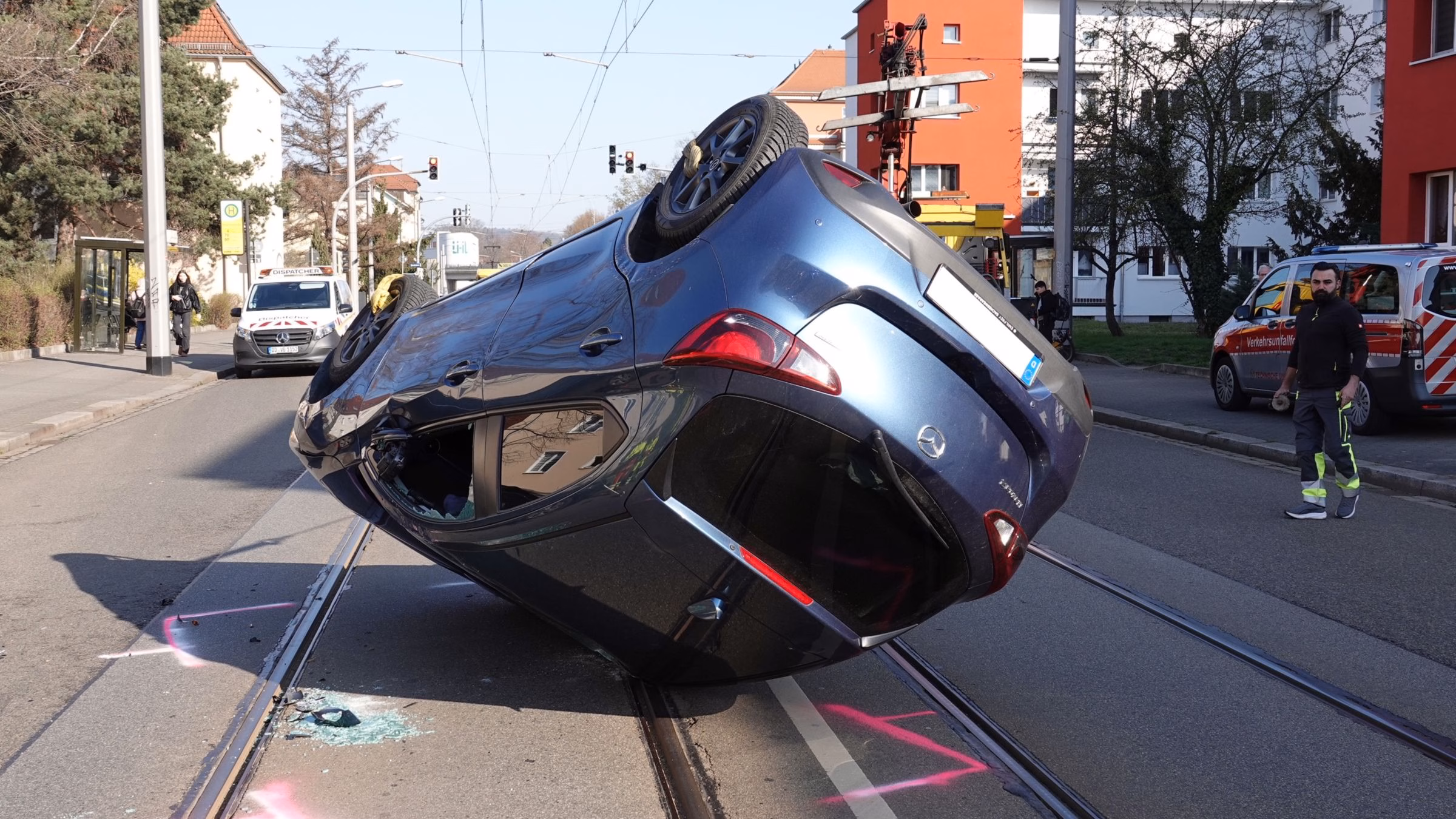 Auf der Leipziger Straße hatte sich aus bislang ungeklärter Ursache ein Auto überschlagen. Foto: R. Halkasch
