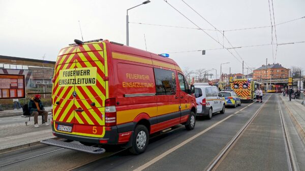 Unfall mit Linienbus an der Haltestelle Liststraße - Foto: R. Halkasch