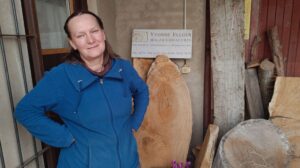 Die Holzbildhauerin Yvonne Ellger führt seit 2002 eine Werkstatt für Auftragsarbeiten in Dresden-Trachau.