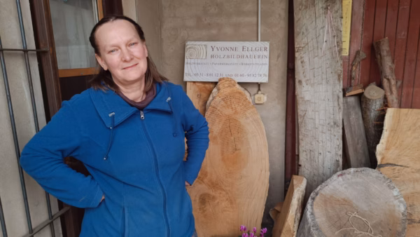 Die Holzbildhauerin Yvonne Ellger führt seit 2002 eine Werkstatt für Auftragsarbeiten in Dresden-Trachau.