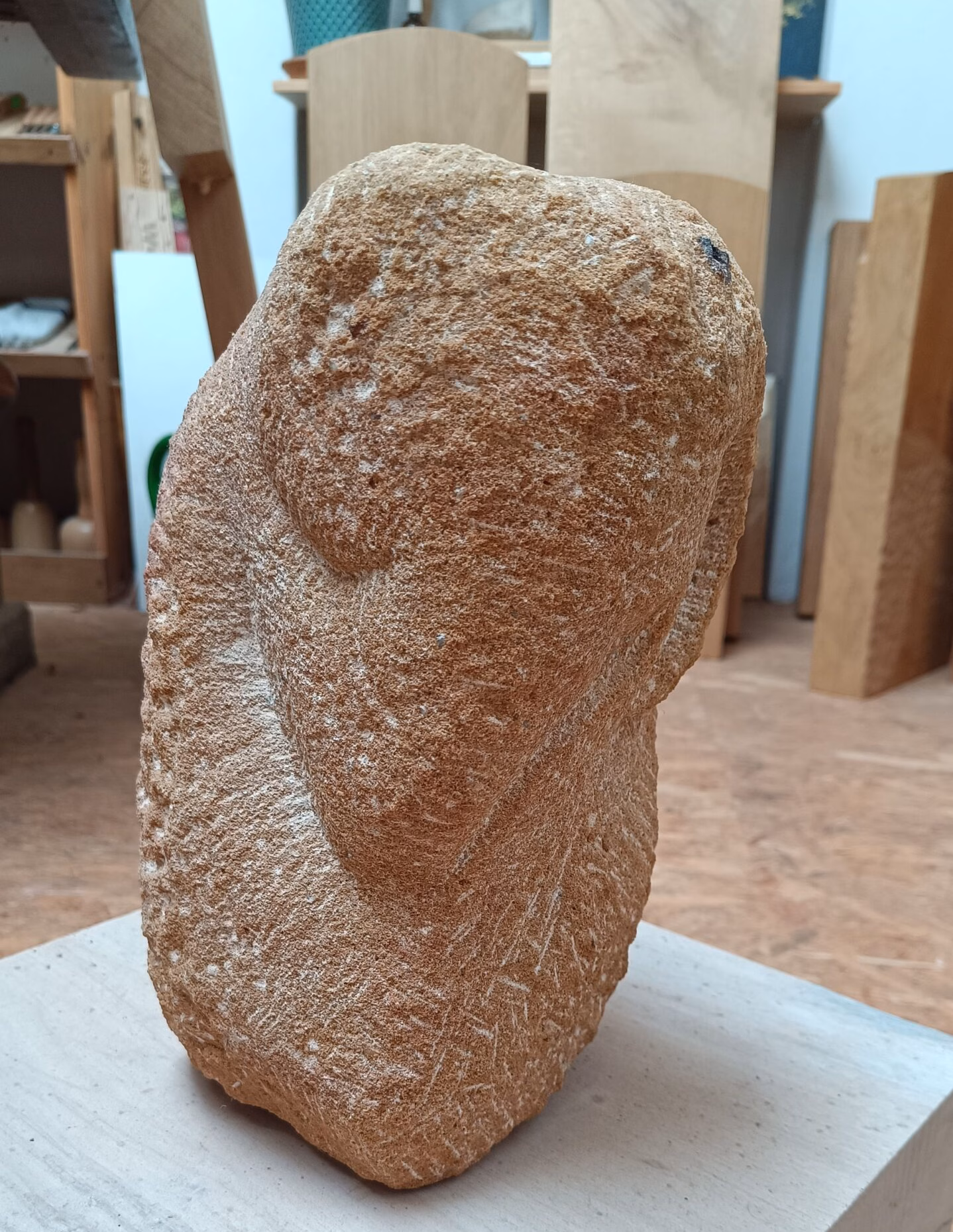 Ein mal im Jahr macht Ellger "Holzpause" und widmet sich der Steinhauerei. Hier der "Widder" aus Sandstein.