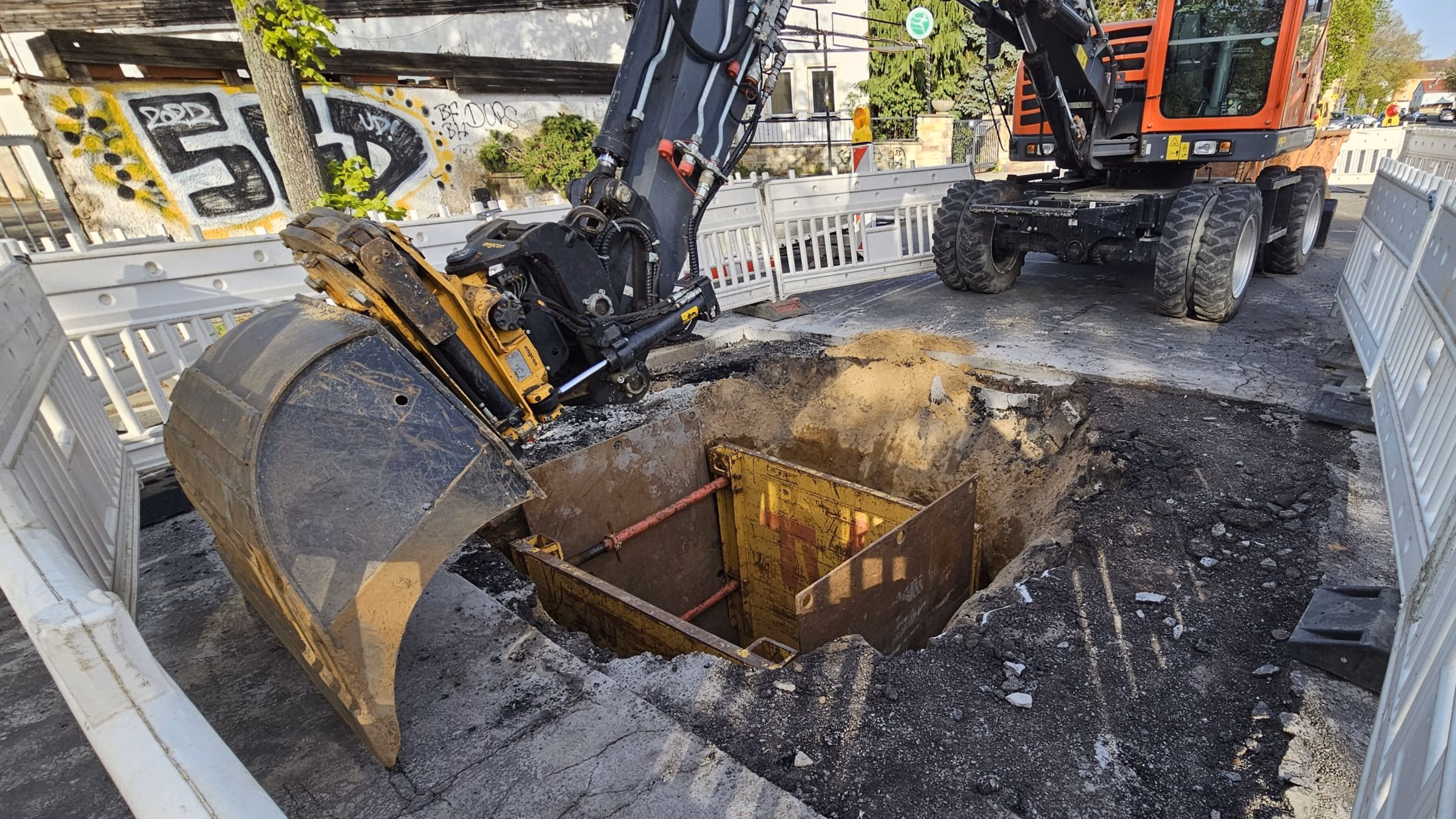 Rund zwei Meter tief ist das Loch in der Industriesstraße - Foto: J. Frintert