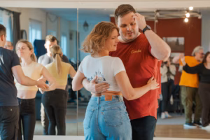 Lisa Bruns und Carsten Trzaska betreiben die Dresdner Tanzschule „Bachadda“ und engagieren sich seit Jahren für den Aufbau der Bachata-Szene in der Stadt. Foto: Makowa M. Photography