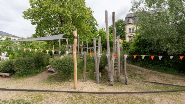 Das grüne Außengelände bietet den Kindern der Tagesstätten viele Spielmöglichkeiten. Foto: Sebastian Diehl