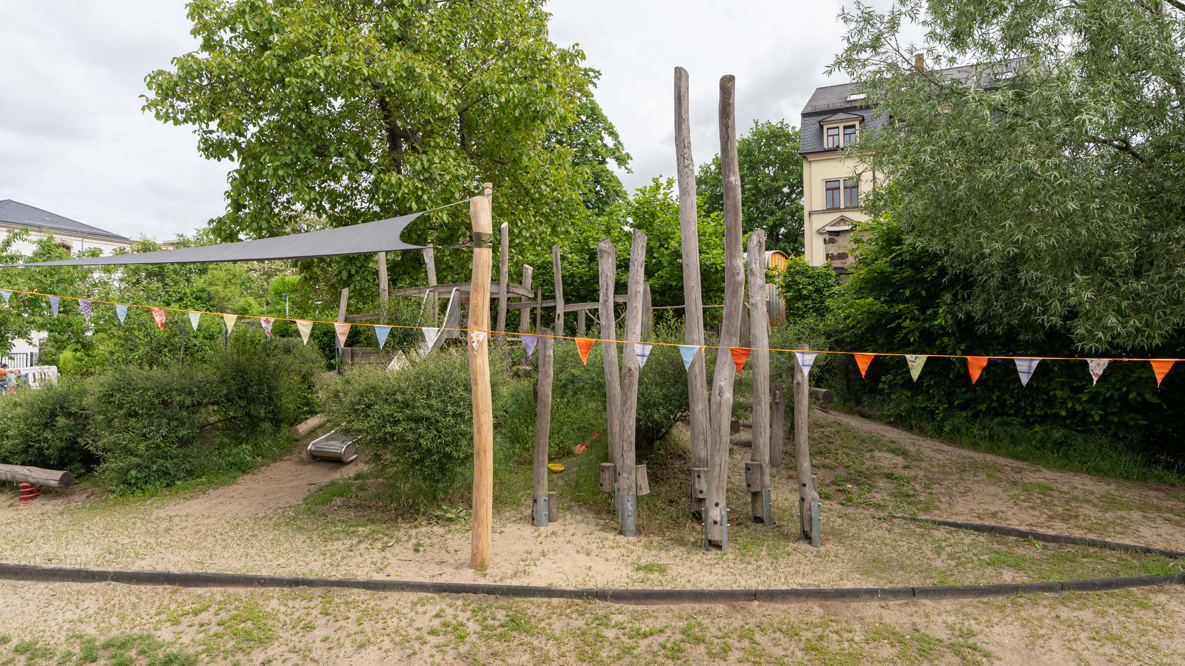 Das grüne Außengelände bietet den Kindern der Tagesstätten viele Spielmöglichkeiten. Foto: Sebastian Diehl