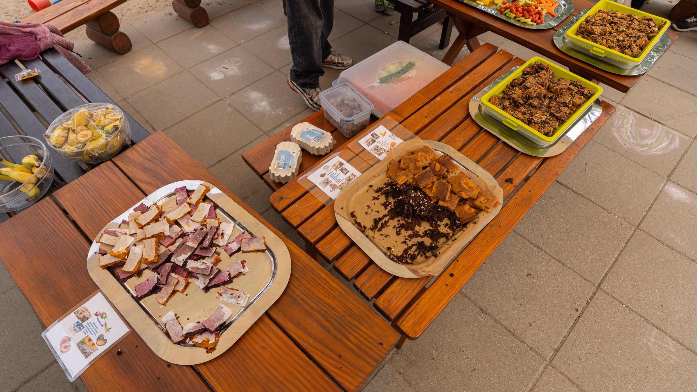 Gesunde Snacks, reich an Obst und Nüssen, haben die Betreuer*innen bereits am Vortag mit den Kindern gebacken. Foto: Sebastian Diehl