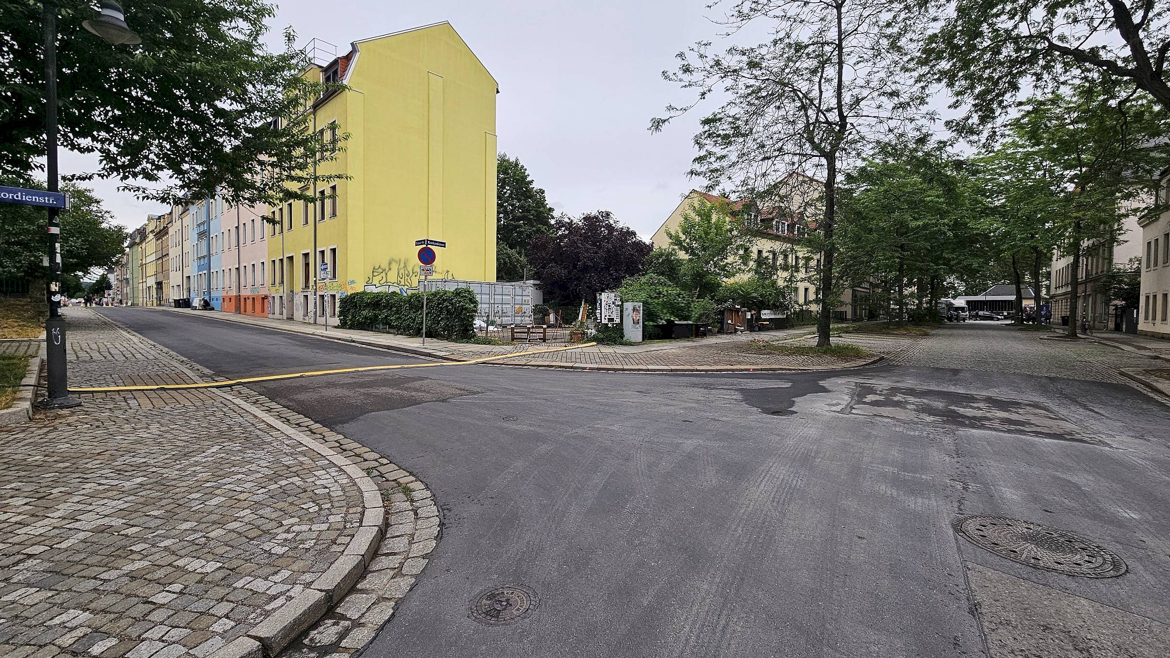 Kaum vorstellbar, aber in wenigen Stunden werden sich hier an der Ecke Konkordien-, Torgauer Straße hunderte tummeln. Foto: J. Frintert