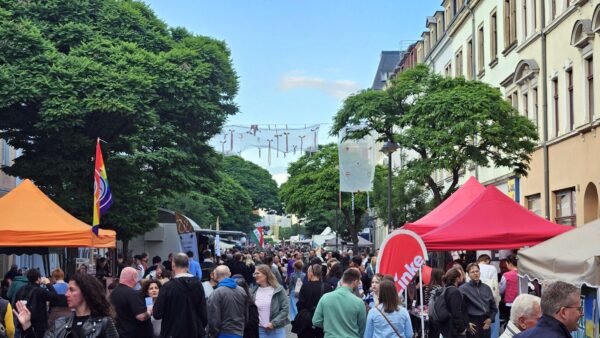 Vereine und Initiativen präsentierten sich am westlichen Ende der Oschatzer Straße - Foto: J. Frintert
