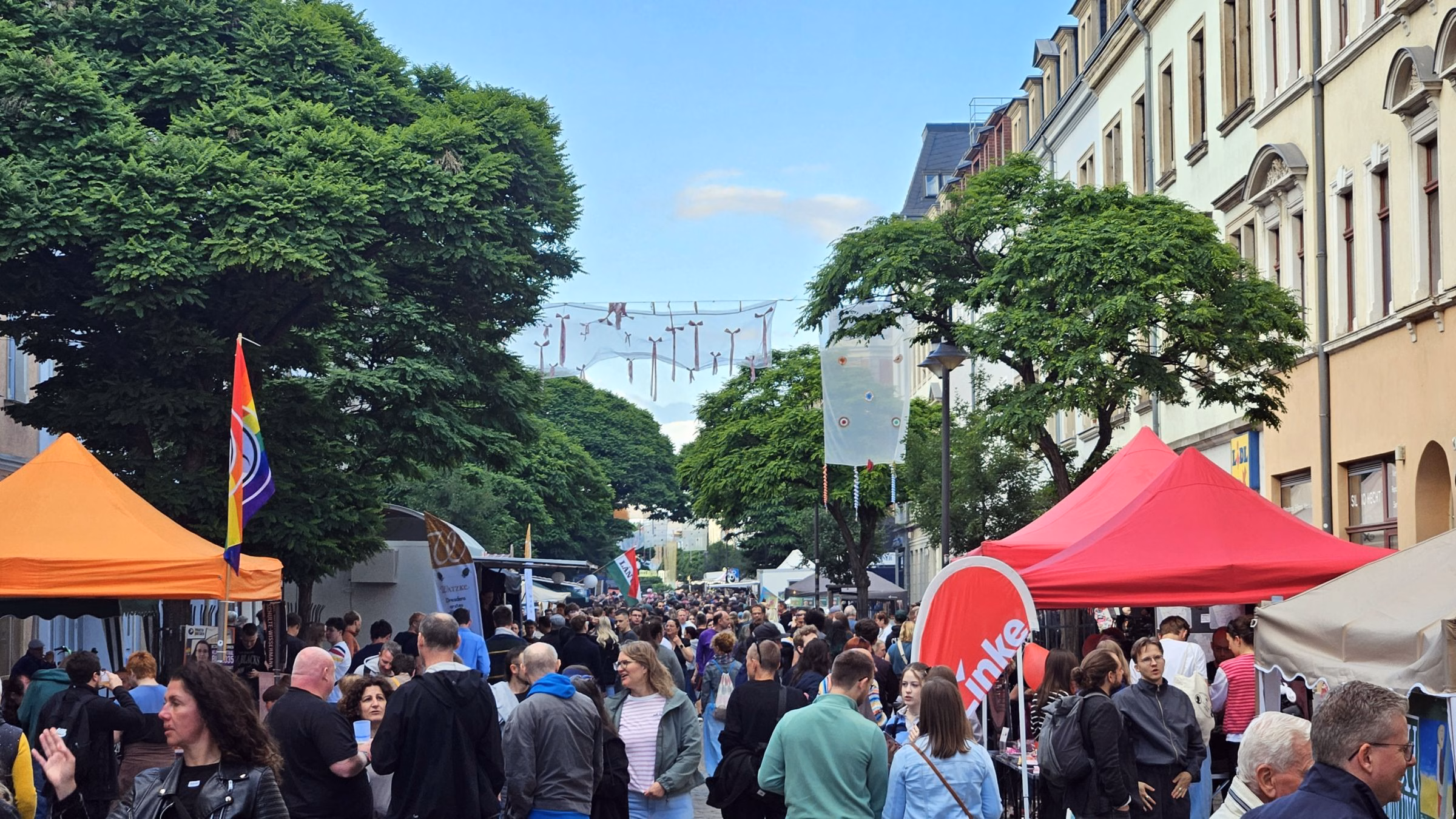 Vereine und Initiativen präsentierten sich am westlichen Ende der Oschatzer Straße - Foto: J. Frintert