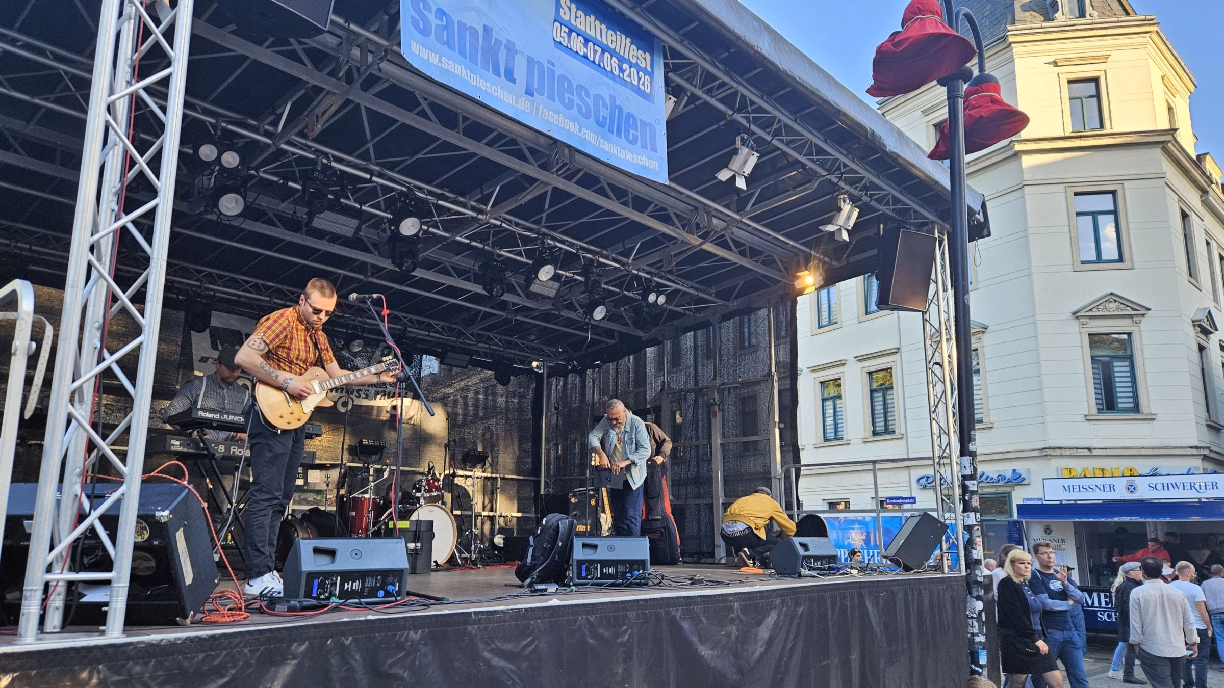 Vor dem Konzert werden die Instrumente gestimmt. Die "Toadville Rockers" spielten dann ab 20 Uhr. Foto: J. Frintert