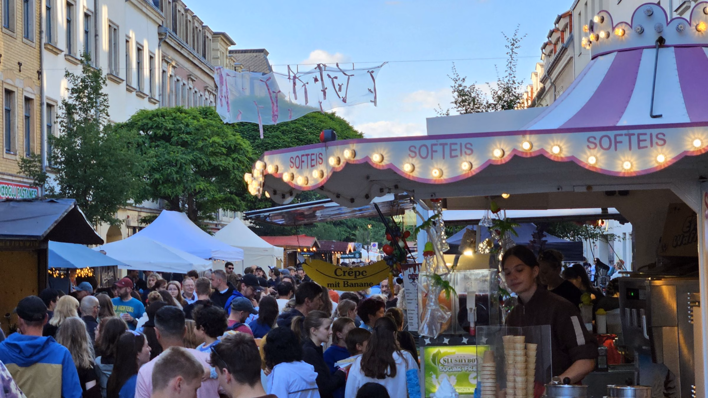 Eis oder Crêpes - das ist hier die Frage - Foto: J. Frintert